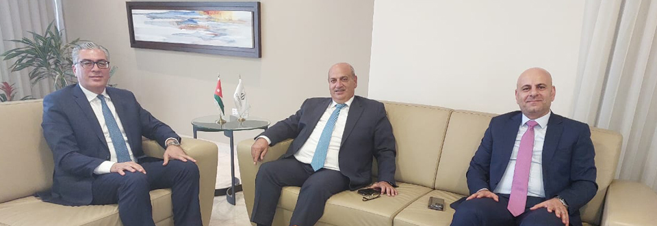 لقاء مشترك بين ممثلي الاتحاد الاردني لشركات التأمين  والرئيس التنفيذي للشركة المتحدة للتأمين  لتهنئة حدادين وبحث المقترحات  والأفكار  لخدمة القطاع 