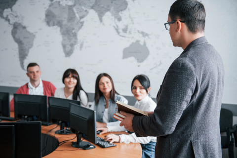 إدارة الموارد البشرية  (تعزيز الاقتدار وزيادة الاحتفاظ بالموظفين)